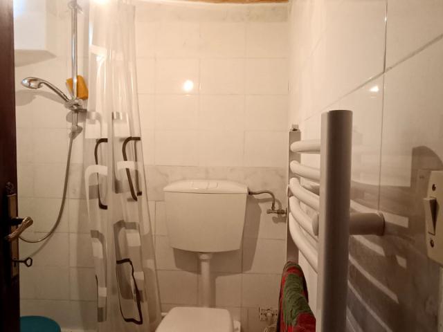 A435A – Casa a schiera, ARREDATA, suddivisa in due appartamenti bilocali con ingressi separati, composti da cucine, 2 stanze, due bagni. Pronta per essere abitata