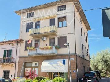 A567 Appartamento mansardato a piano terzo con due camere, arredato