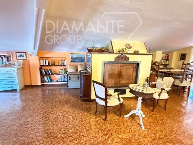 A567 Appartamento mansardato a piano terzo con due camere, arredato