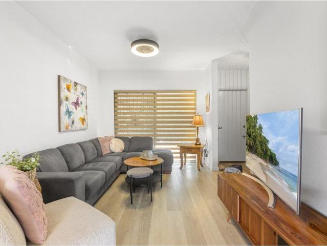A Much Loved Full Brick Townhouse Offering Low Maintenance Living in a Boutique Complex