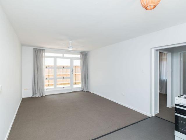 A MUST SEE SPACIOUS GROUND FLOOR 1 BEDROOM UNIT