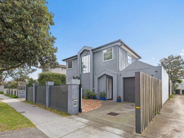A Magnificent Bayside Lifestyle!