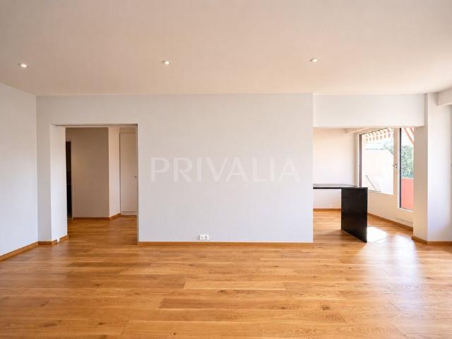 A magnificent dual aspect flat on a high floor