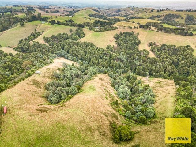 A magnificent, vacant parcel of land of approximately 58ha with sweeping views of the areas