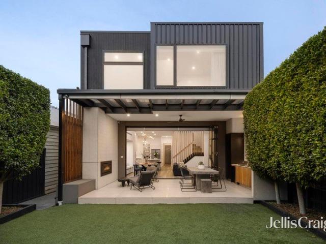 A Masterclass in Contemporary Design for Large Scale Family Living
