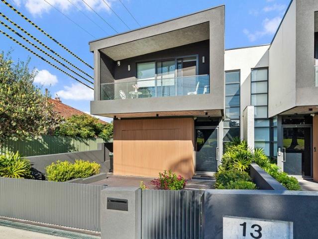 A Masterclass in Contemporary Parkside Luxury