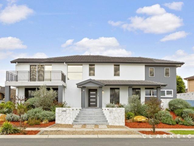 A MASTERPIECE OF LUXURY, DESIGN AND DISTINCTION!