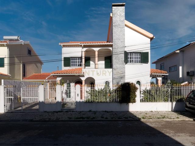 A Melhor Combinação entre Espaço e Localização — Moradia T5. 150m² Charneca De Caparica