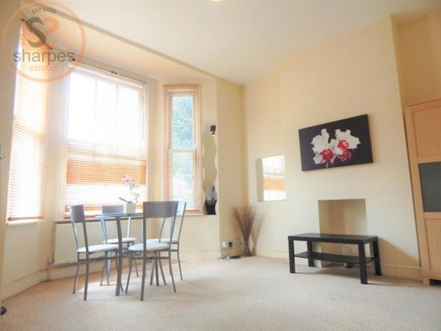 a Merton Road, Wimbledon, London 2 bed flat to rent £1,995 pcm £460 pw