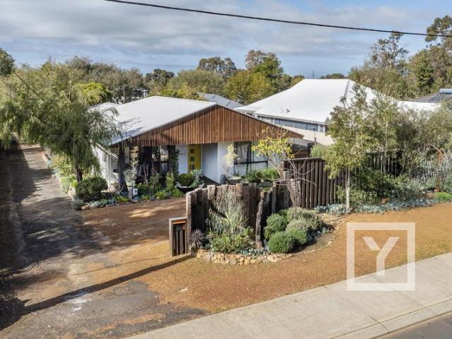 A MID CENTURY AUSTRALIAN BEACH HOUSE SPIRIT, BETWEEN BUSH RESERVES AND THE BAY