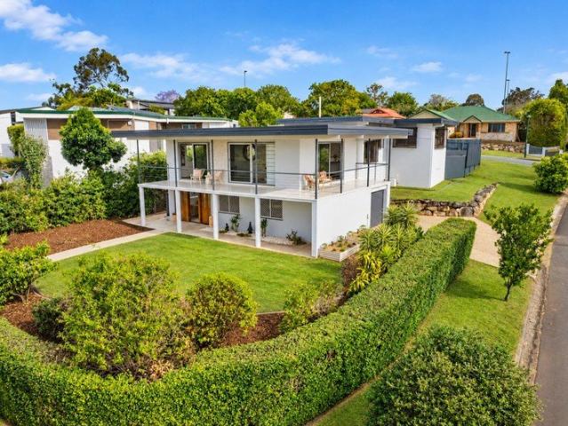 A Mid Century Classic with Panoramic Views on 794sqm