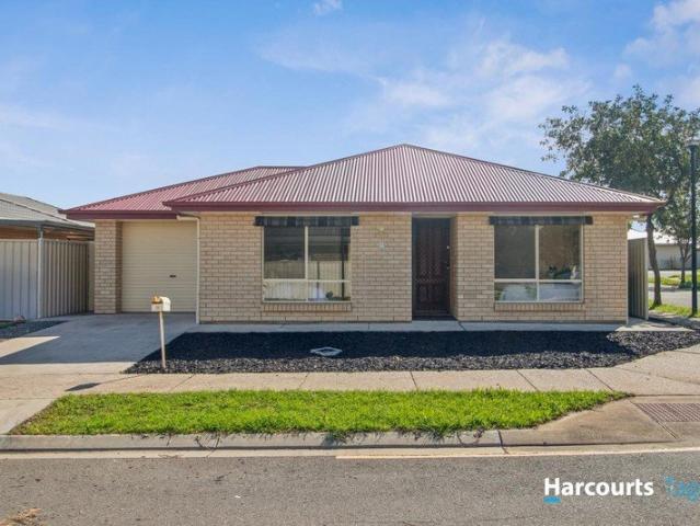A Modern 2017 Courtyard Home in a Growing, Family, Friendly Pocket!