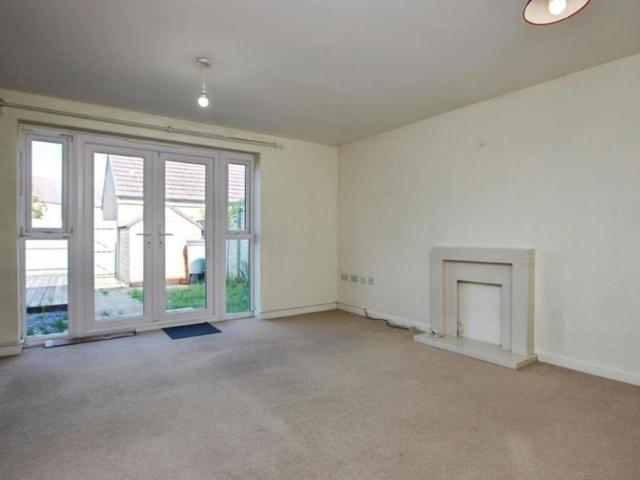 A modern 3 bedroom house in an ideal location close to Cribbs and the Brabazon development. Available on an unfurnished basis with white goods. Garage and parking