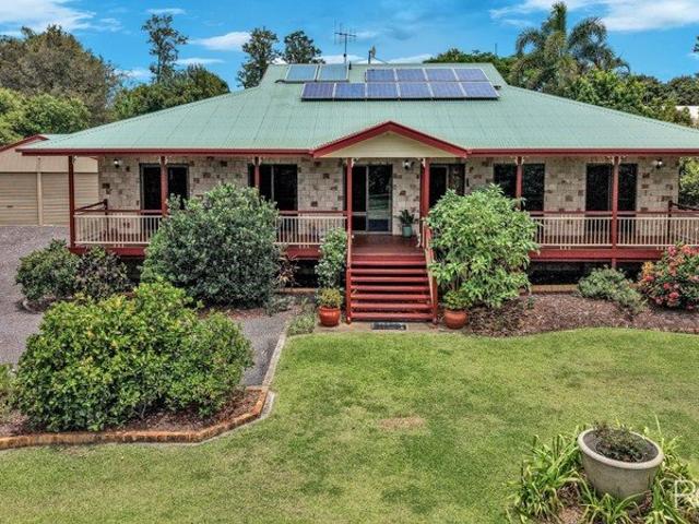 A Modern Take On The Classic Queenslander With Space To Breathe!