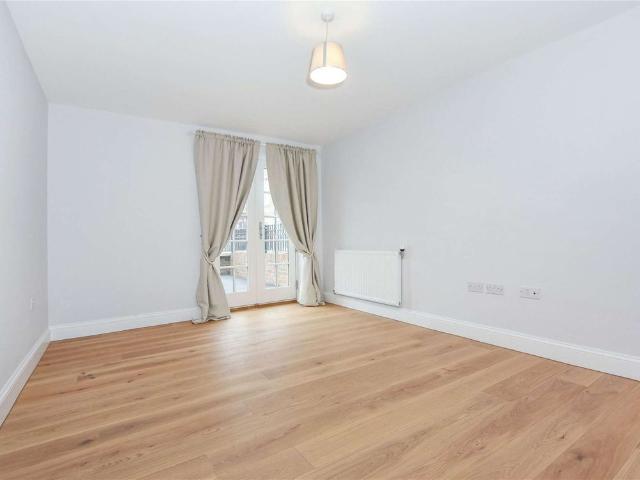 A modern three double bedroom first floor apartment with large terrace situated in a modern development in the heart of Eton