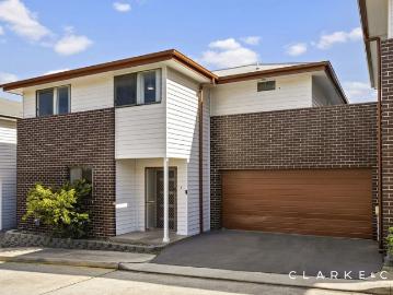 A MODERN TOWNHOUSE WITH A GENEROUS FLOOR PLAN!