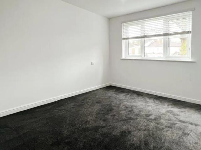 A modern, well presented two bedroom unfurnsihed flat complete with parking. The property that has a modern open plan living room with seperate kitchen, double bedroom and a bathroom. Available in December. EPC C
