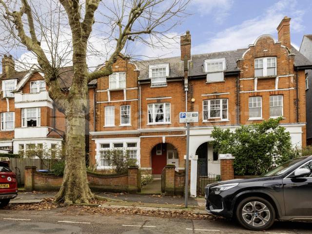 A modern and spacious four bedroom property located on Dartmouth Road in Willesden Green