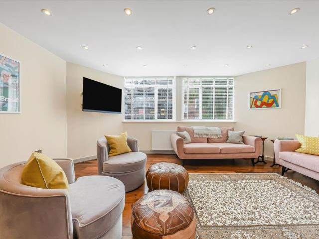A modern and tastefully refurbished 4 bedroom town house in the heart of Belsize Park NW3
