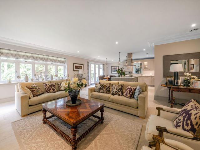 A modern apartment located in the charming area of Sunninghill, positioned in a secure, gated location with underground parking