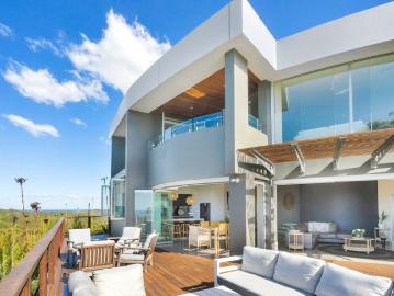 A Modern Architectural Masterpiece with Unparalleled Views and Sophisticated Design