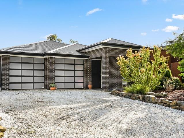 A modern Blackwood retreat where family living, poolside afternoons and trail adventures come together