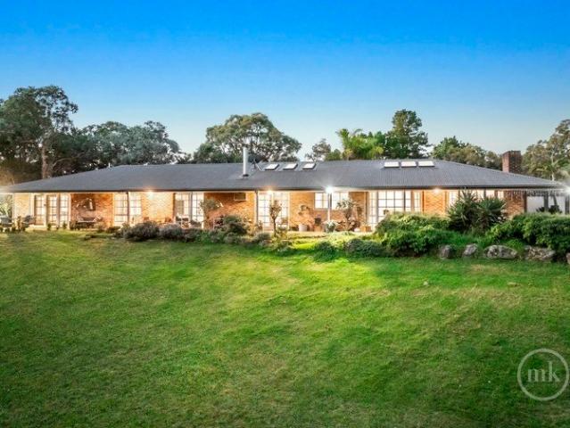 A Modern Country Escape on 11.4 Peaceful Acres approx