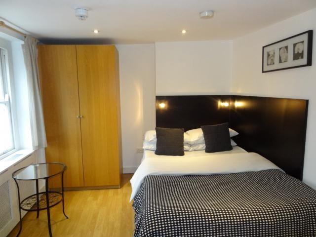 A modern double studio apartment in Cartwright Gardens, Bloomsbury, London WC1H
