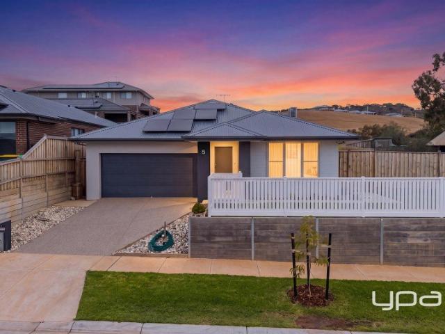 A MODERN FAMILY RETREAT WITH OUTSTANDING VIEWS
