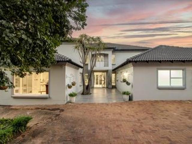 a modern home for the keen entertainer!