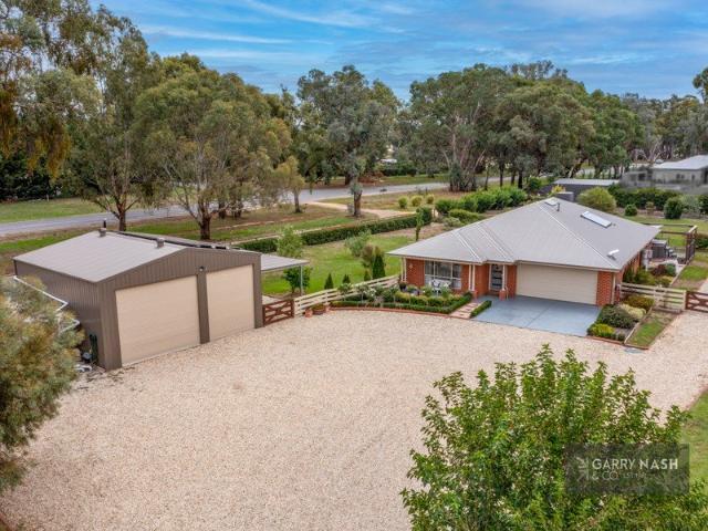 A MODERN LIFESTYLE HAVEN ON ONE ACRE