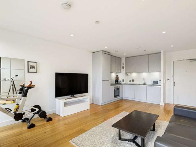 A modern one bedroom apartment in Ruskin Square, Croydon just a few miles south of the centre of London
