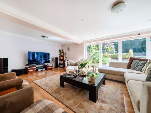 A modern spacious family home in a convenient Sevenoaks location