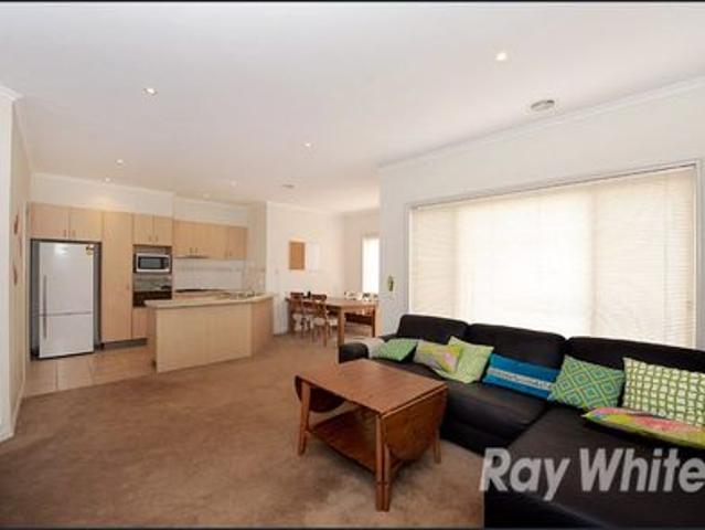 A modern street front townhouse with 3 bedrooms & 3 bathrooms