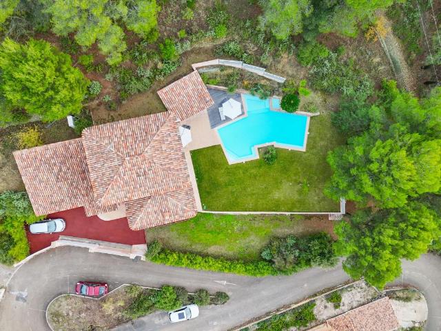A moins de 30' de l'aéroport de Nice Magnifique Villa 4/5 Pièces 174 m² habitable + 80 m² de dépendances aménagées, piscine, gararage double, stationements