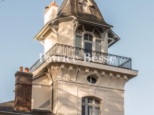 À moins de 50 km de Paris, dans un village de caractère, une. 485m² Barbizon