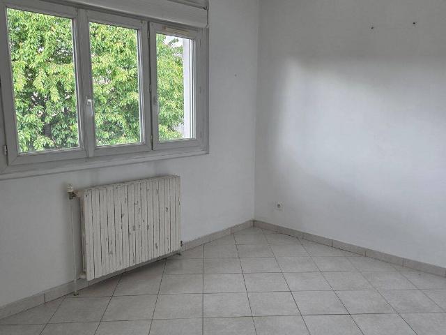 A MONSOULT dans quartier pavillonnaire, appartement F2 à louer