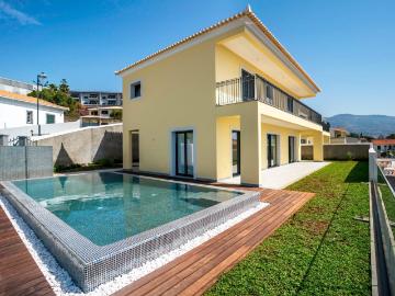 A moradia isolada T3 é de uma construção de qualidade com os. 559m² São Pedro Funchal