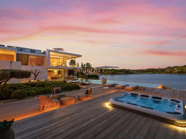 A Moradia Mais Icónica à Beira do Lago da Quinta do Lago | O. 943m² Almancil