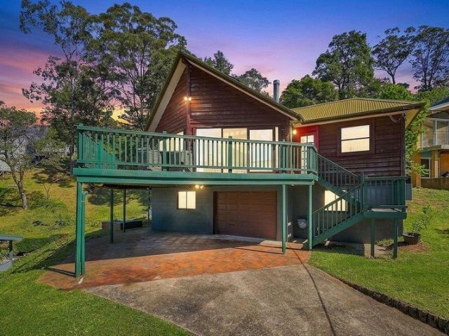 A MOUNTAIN LIFESTYLE TO LOVE BEAUTIFUL VIEWS, WARM CHARACTER, COOL LAYOUT & PEACEFUL SURROUNDS. WITH ITS FUNKY APPEAL THIS IS A GREAT FIRST HOME.!