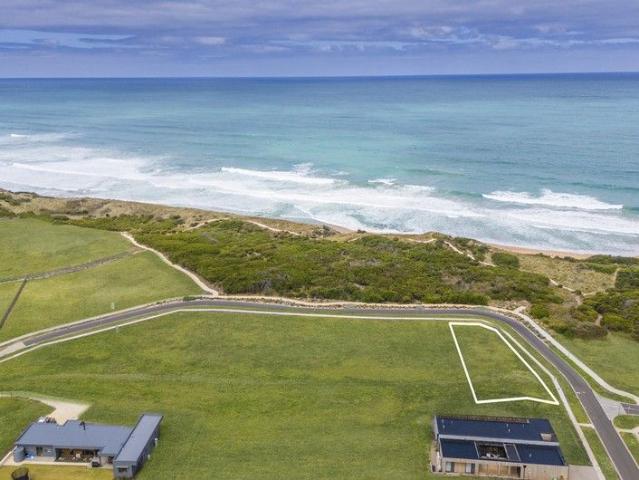 A Natural Canvas for Coastal Architecture