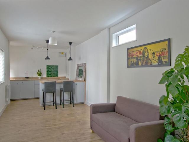 A neat, recently refurbished one bedroom ground floor apartment within walking distance of Addenbrookes and only 3 miles from central Cambridge