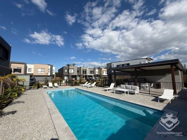 A new home with swiming pool & BBQ, 100m from Nudgee Railway Station! Easy access to rail, shopping, parks, & airport!