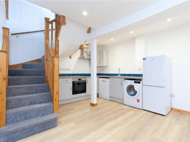 A newly converted one bedroom property situated in central Witney without parking