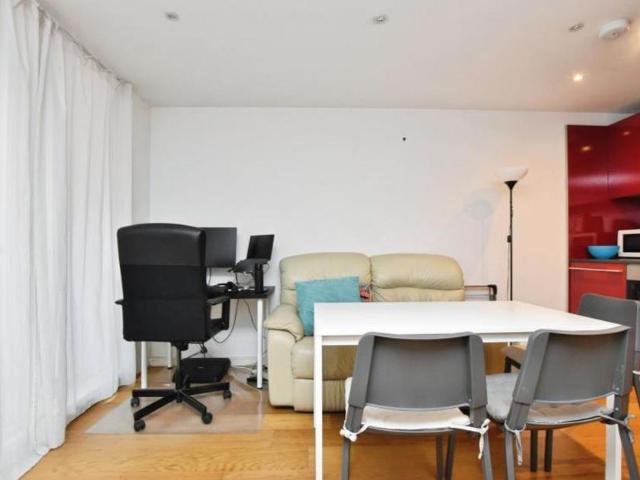 A neutrally decorated one bedroom apartment to let in Bedminster’s popular Airpoint development, offering a bright open plan living space, modern kitchen and bathroom, roof top running track and convenient access to North Street amenities and Parson Street station. All complete with allocated parking