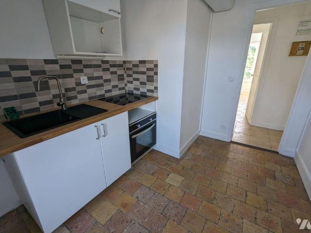 A NOGENT LE ROTROU, proche centre ville. Appartement rénové de 22 m2 au 2ème étage d'une rés.