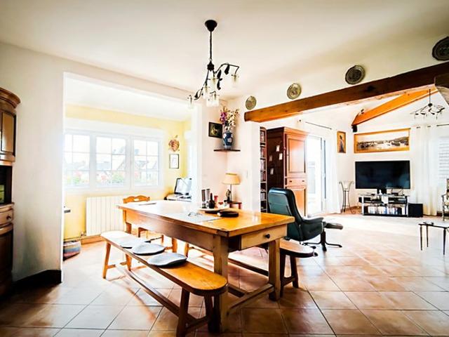 À Ouistreham Riva Bella – Villa familiale et élégante de 226 m² avec piscine intérieure, à 300 m de la plage