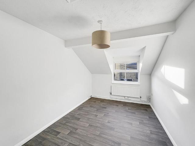 A one bedroom first floor apartment forming part of this Victorian conversion. It is well placed within this popular south city area of Cambridge with excellent access to the city, Addenbrooke's hospital and railway station