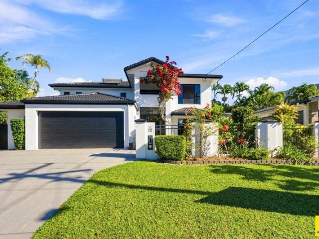 A One of a Kind Tropical Entertainer in the Heart of Palm Cove
