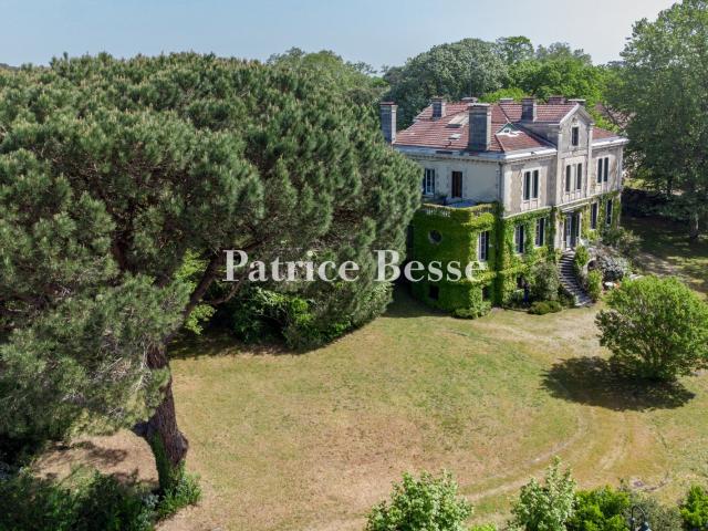 À Onesse Laharie, dans les Landes, à 30 min des plages, une. 550m² Onesse Laharie